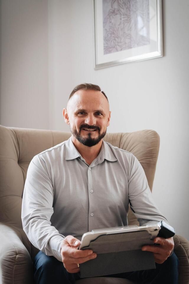 Artur Lenart, właściciel Lenart Motors — mistrz mechaniki pojazdowej i mistrz lakiernictwa samochodowego